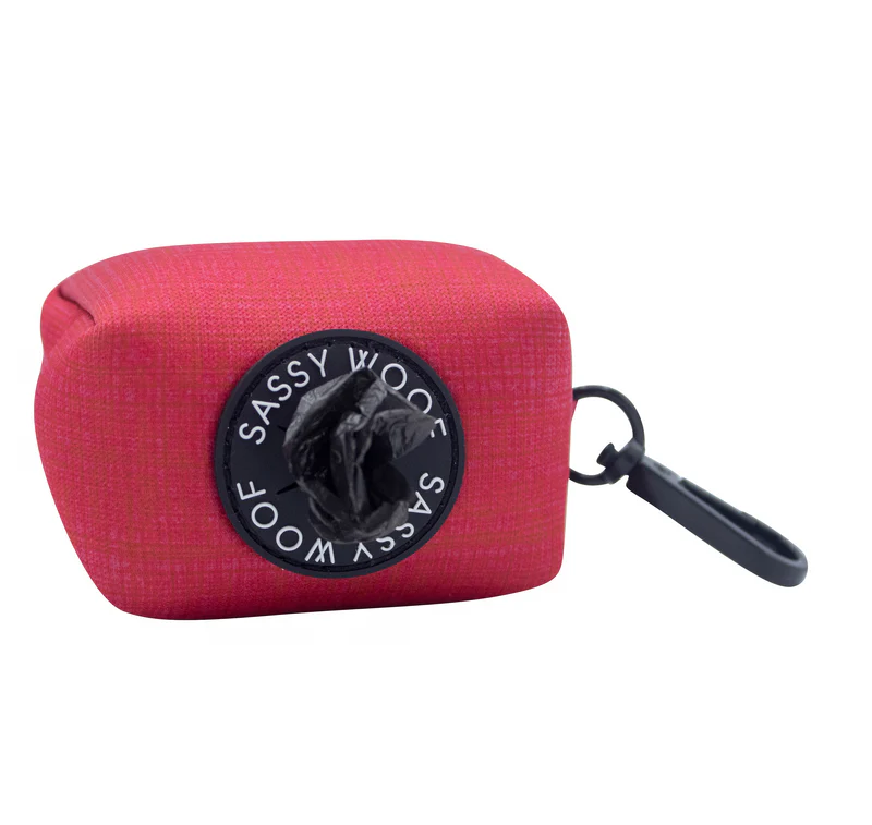 rood poepzakjeshouder van Sassy Woof